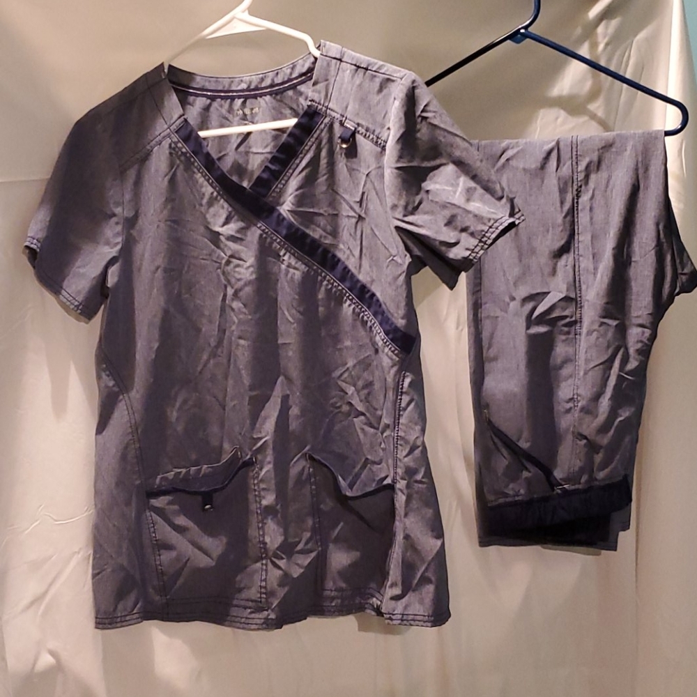 Scrub set